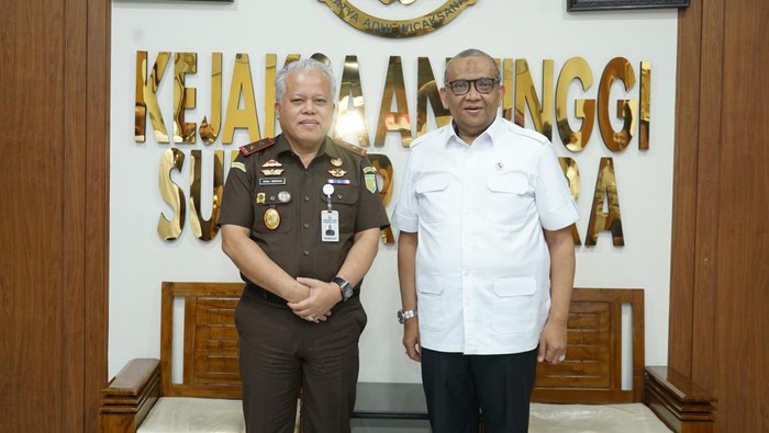 Wamenaker RI Afriansyah Noor saat menyambangi kantor Kejati Sumut, Medan, Selasa (10/3/2026). (dok Kejati Sumut)
