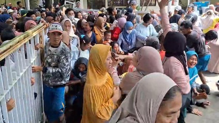 Warga berdesakan untuk bisa membeli sembako murah di Kota Malang