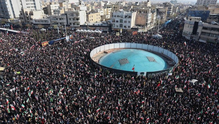 Warga Iran dari berbagai kota di negara tersebut turun ke jalan untuk menyatakan setia pada pimpinan tertinggi Ayatollah Seyyed Mojtaba Khamenei. 