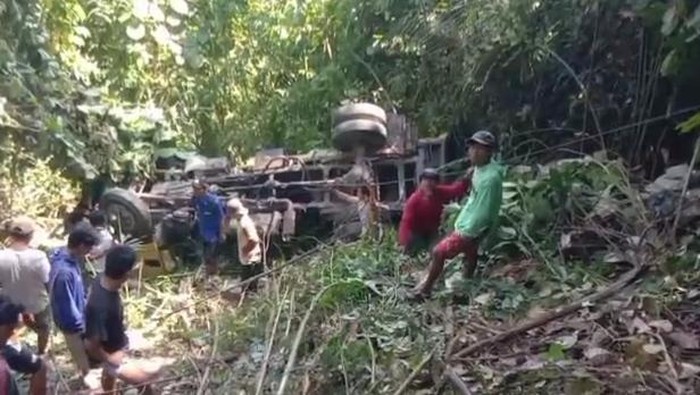 Warga mengevakuasi truk yang terjun ke jurang di Polman.