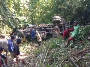 Truk Gagal Nanjak di Polman Terjun ke Jurang 200 Meter, Sopir Luka