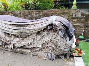 Ada Tumpukan Kain Batik Contong di Nisan Mbah Lancing, Ternyata Ini Artinya
