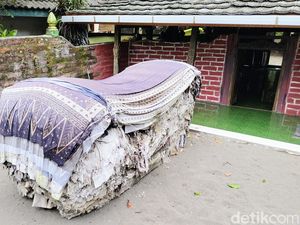 Potret Makam Mbah Lancing Penuh Tumpukan Kain Batik dari Peziarah