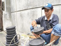 Pikul Cobek-Susuri Jalanan, Perjuangan Acis Cari Nafkah di Bandung