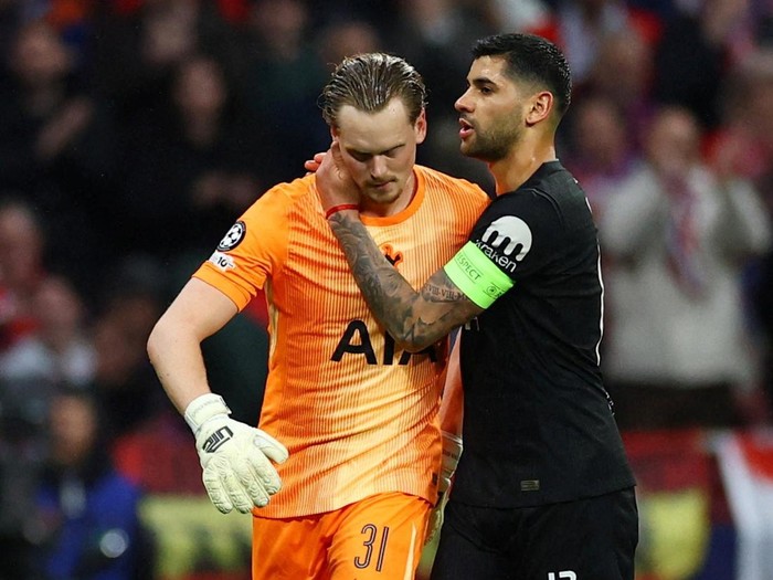 Soccer Football - UEFA Champions League - Round of 16 - First Leg - Atletico Madrid v Tottenham Hotspur - Riyadh Air Metropolitano, Madrid, Spain - March 10, 2026 Tottenham Hotspurs Antonin Kinsky with Cristian Romero after being substituted Action Images via Reuters/Matthew Childs     TPX IMAGES OF THE DAY