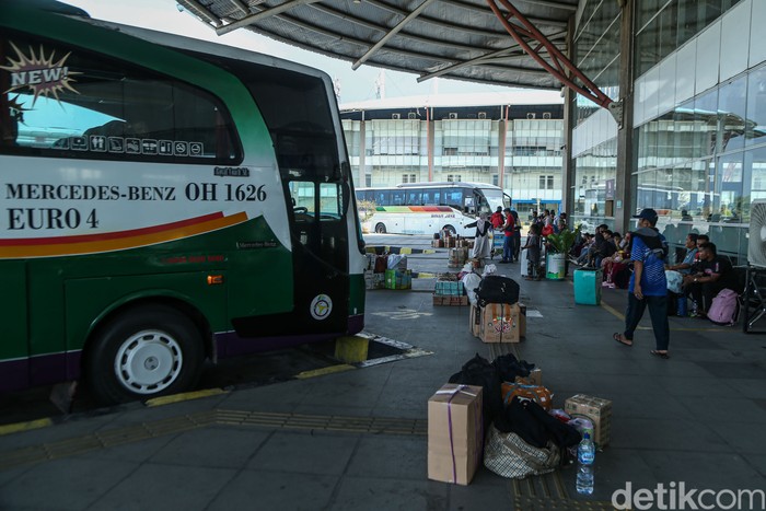 Calon penumpang bus antarkota antarprovinsi memadati area keberangkatan di Terminal Terpadu Pulo Gebang, Jakarta, Rabu (11/3/2026), menjelang musim mudik Lebaran.