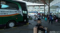 Calon penumpang bus antarkota antarprovinsi memadati area keberangkatan di Terminal Terpadu Pulo Gebang, Rabu (11/3/2026), menjelang musim mudik Lebaran.