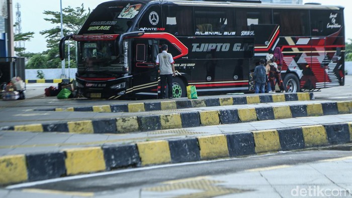 Calon penumpang bus antarkota antarprovinsi memadati area keberangkatan di Terminal Terpadu Pulo Gebang, Jakarta, Rabu (11/3/2026), menjelang musim mudik Lebaran.