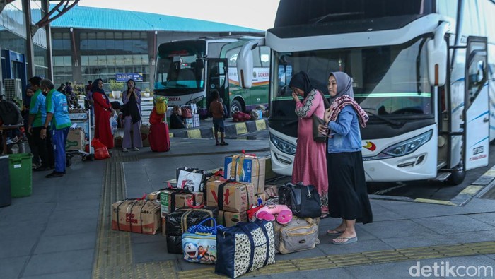 Calon penumpang bus antarkota antarprovinsi memadati area keberangkatan di Terminal Terpadu Pulo Gebang, Jakarta, Rabu (11/3/2026), menjelang musim mudik Lebaran.