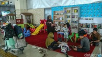 Terminal Terpadu Pulo Gebang sendiri dilengkapi berbagai fasilitas penunjang bagi pemudik. Di antaranya ruang tunggu ber-AC, area komersial dan kuliner, mushola, toilet, ruang kesehatan, area parkir luas, hingga layanan informasi perjalanan.  