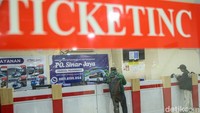 Data pengelola terminal mencatat hingga sore hari ini sekitar 977 penumpang telah diberangkatkan menggunakan bus AKAP menuju berbagai daerah. Jumlah tersebut diperkirakan akan terus bertambah hingga malam hari, seiring meningkatnya mobilitas masyarakat yang memilih pulang kampung lebih awal untuk menghindari kepadatan saat puncak arus mudik. 