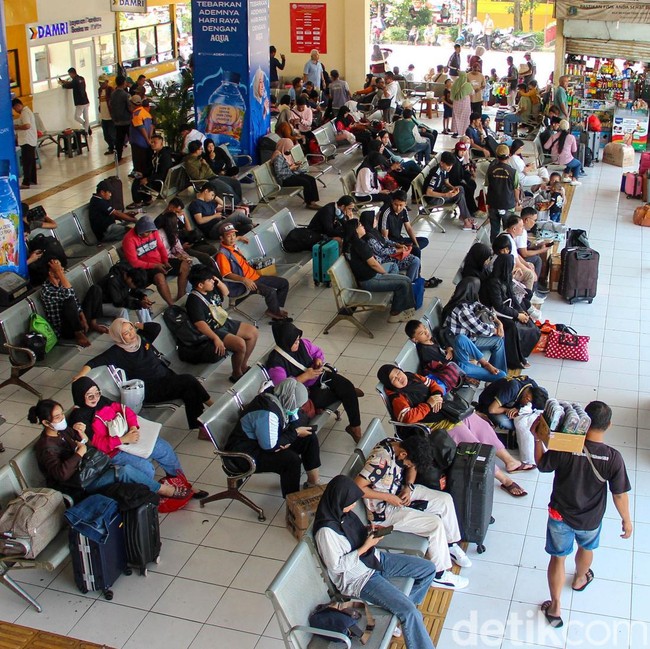 Arus Mudik Mulai Terasa, Pemudik Padati Terminal Kampung Rambutan