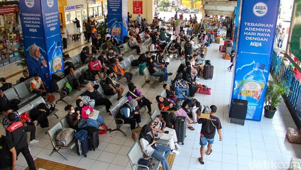 Arus Mudik Mulai Terasa, Pemudik Padati Terminal Kampung Rambutan