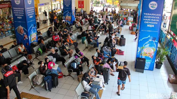 Arus mudik menjelang Hari Raya Idulfitri 1447 Hijriah mulai terasa di Terminal Kampung Rambutan, Jakarta Timur, Rabu (11/3/2026). Sejumlah calon penumpang terlihat mulai memadati area terminal untuk berangkat lebih awal menuju kampung halaman.