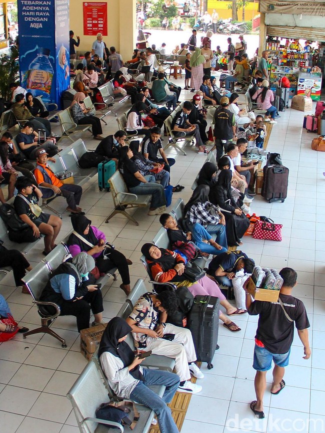 Arus Mudik Mulai Terasa, Pemudik Padati Terminal Kampung Rambutan