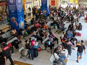 Arus Mudik Mulai Terasa, Pemudik Padati Terminal Kampung Rambutan
