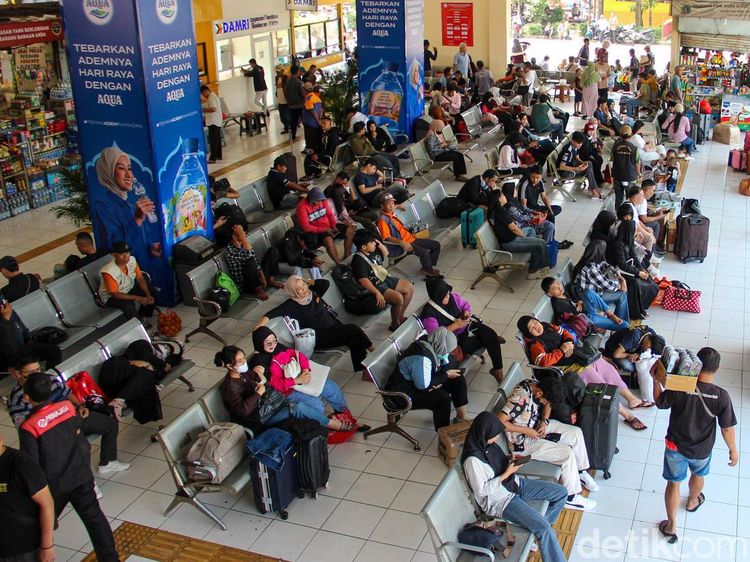 Arus Mudik Mulai Terasa, Pemudik Padati Terminal Kampung Rambutan