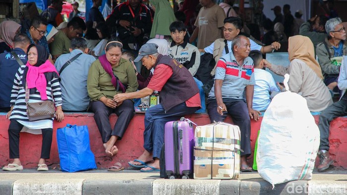 Arus mudik menjelang Hari Raya Idulfitri 1447 Hijriah mulai terasa di Terminal Kampung Rambutan, Jakarta Timur, Rabu (11/3/2026). Sejumlah calon penumpang terlihat mulai memadati area terminal untuk berangkat lebih awal menuju kampung halaman.