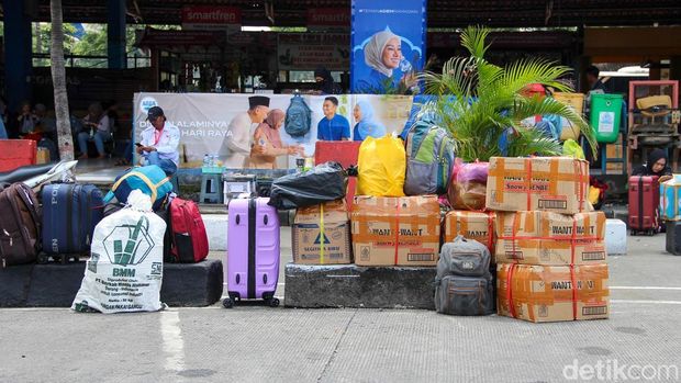 Arus mudik menjelang Hari Raya Idulfitri 1447 Hijriah mulai terasa di Terminal Kampung Rambutan, Jakarta Timur, Rabu (11/3/2026). Sejumlah calon penumpang terlihat mulai memadati area terminal untuk berangkat lebih awal menuju kampung halaman.
