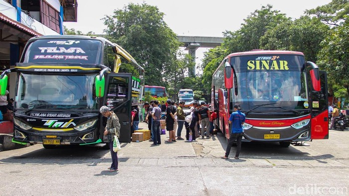 Arus mudik menjelang Hari Raya Idulfitri 1447 Hijriah mulai terasa di Terminal Kampung Rambutan, Jakarta Timur, Rabu (11/3/2026). Sejumlah calon penumpang terlihat mulai memadati area terminal untuk berangkat lebih awal menuju kampung halaman.