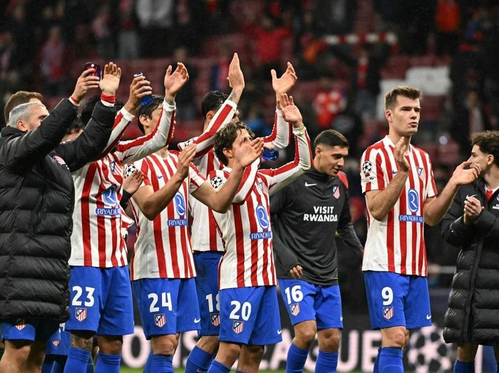 Atletico Madrid players celebrate their victory at the end of the UEFA Champions League last 16 first leg football match between Club Atletico de Madrid and Tottenham Hotspur at Metropolitano Stadium in Madrid on March 10, 2026. (Photo by Javier SORIANO / AFP)