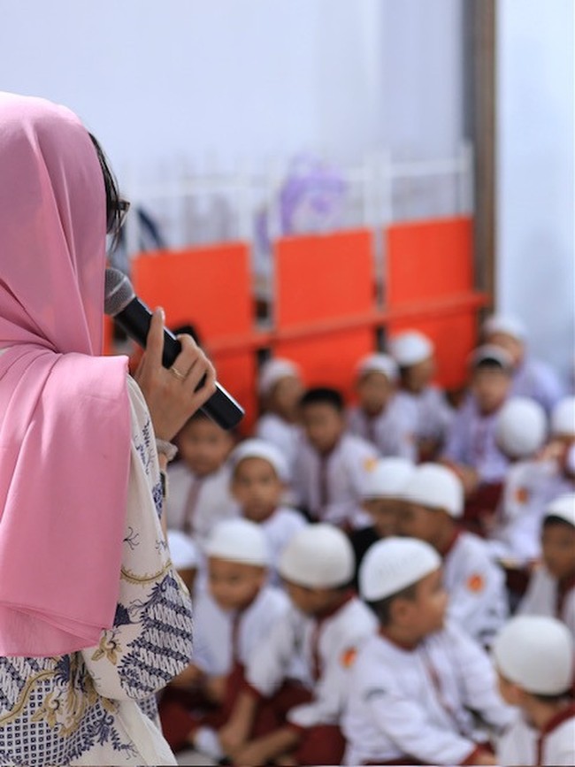 “Setiap kali kami berada di Indonesia, kami mengundang anak-anak yang tinggal di panti asuhan ke rumah kami dan menghabiskan waktu seharian bersama mereka. Kami berbicara dengan anak-anak dan mereka yang bekerja di panti asuhan, mempelajari kisah mereka, siapa mereka, dan tentu saja apa yang mereka impikan!” katanya. Foto: Dok. Miss Norway Org