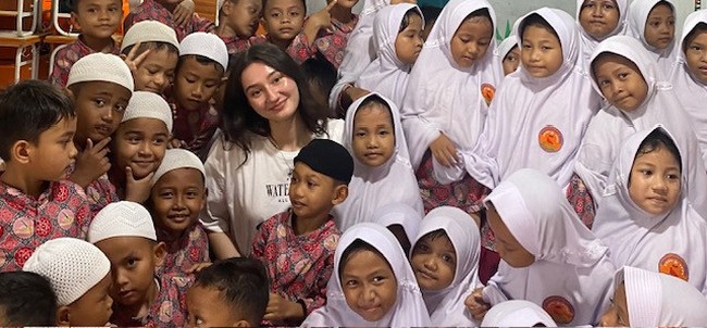Dalam foto yang diunggah di situs Miss Norway, Ayu Kynbraten membagikan potretnya saat berbagi dengan anak-anak baik di Norwegia maupun Indonesia. Ayu mengatakan sering membawa makanan dan mainan dari Norwegia untuk anak-anak di Indonesia. Foto: Dok. Miss Norway Org