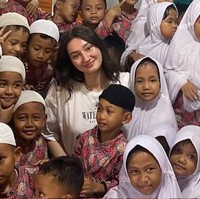 Dalam foto yang diunggah di situs Miss Norway, Ayu Kynbraten membagikan potretnya saat berbagi dengan anak-anak baik di Norwegia maupun Indonesia. Ayu mengatakan sering membawa makanan dan mainan dari Norwegia untuk anak-anak di Indonesia. Foto: Dok. Miss Norway Org
