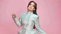 Ayushita mengatakan gak menyangka punya suami orang Batak. Sebelumnya ia mengaku suka meledek Astrid Tiar. (Foto: dok Instagram ayushita / ronibachroni_real)