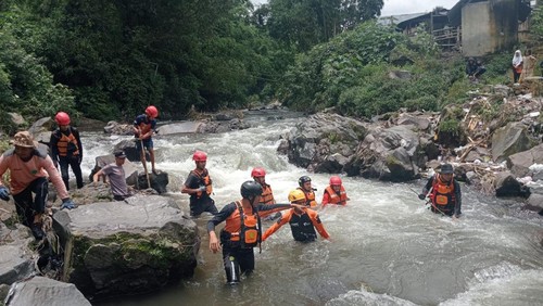 Anggota SAR Mataram melakukan evakuasi jenazah balita asal Sembalun yang hilang selama 3 hari. (Dok. SAR Mataram).