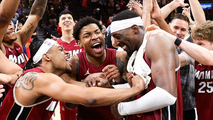 Bam Adebayo (kanan depan) merayakan capaian 83 poin bersama rekan setim.