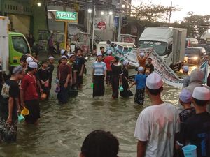 Ratusan Santri di Lamongan Kuras Banjir Pakai Gayung dan Timba