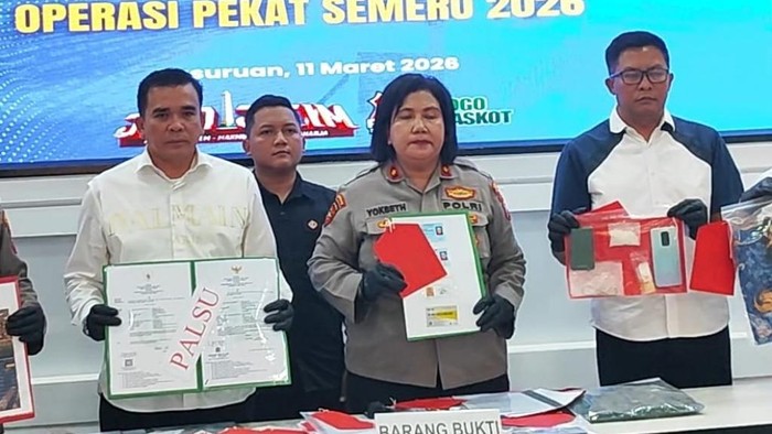 Barang bukti yang ditampilkan saat konferensi pers