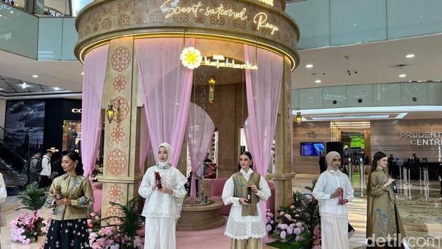 Bath & Body Works x Jenna & Kaia hadirkan Scent-sational Raya di Mal Kokas. Paduan busana modest emas dan putih denga aroma mewah untuk sempurnakan momen Lebaran 2026.