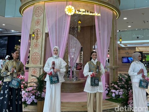 Bath & Body Works x Jenna & Kaia hadirkan Scent-sational Raya di Mal Kokas. Paduan busana modest emas dan putih denga aroma mewah untuk sempurnakan momen Lebaran 2026.