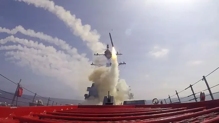 Kapal perang Amerika Serikat USS Peterson Jr. menembakkan rudal Tomahawk pada 28 Februari 2026.