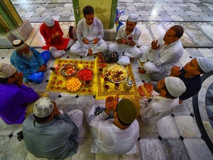 Orang yang Itikaf Boleh Makan di Masjid? Ini Kata Ulama