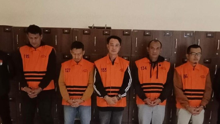 Bupati Rejang Lebong M Fikri (tengah) bersama para tersangka kasus suap (dok. KPK)