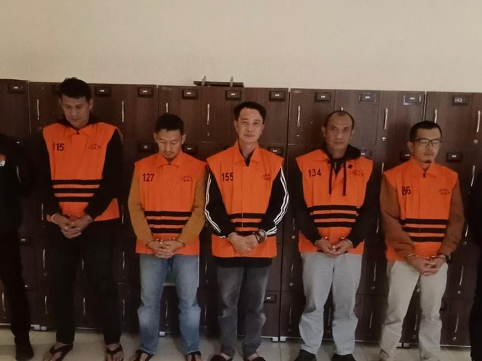 Bupati Rejang Lebong M Fikri (tengah) bersama para tersangka kasus suap (dok. KPK)