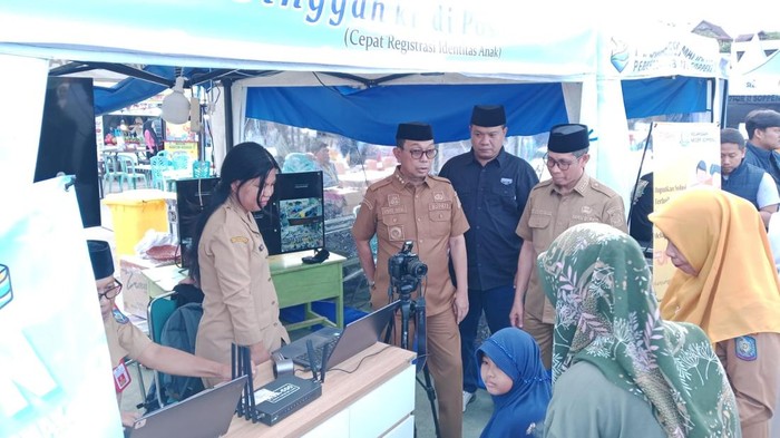 Bupati Soppeng Suwardi Haseng bersama Wakil Bupati Soppeng Selle Ks Dalle dan Kajari Soppeng Sulta D Sitohang meninjau Pos Ceria. Dok. Istimewa