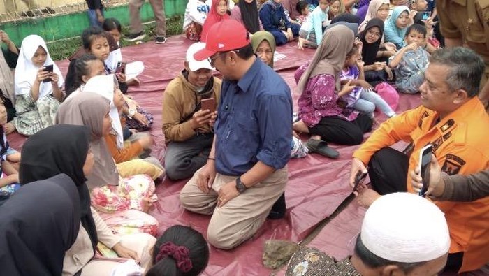 Bupati Sukabumi Asep Japar saat mengunjungi pengungian dan memberikan bantuan bagi warga terdampak bencana pergerakan tanah
