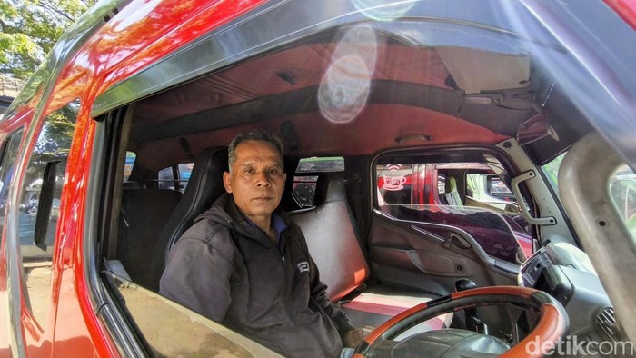 Dadang, pengemudi Elf di Terminal St Hall Bandung