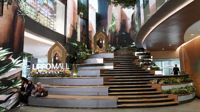 Dekorasi Ramadan bernuansa Timur Tengah hadir dengan dominasi warna earth tone. Suasana hangat dan menenangkan dihadirkan untuk menemani refleksi ibadah selama Ramadan.