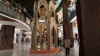 Pusat perbelanjaan tersebut juga menampilkan dekorasi Ramadan bernuansa Timur Tengah dengan dominasi warna earth tone yang menghadirkan suasana hangat dan menenangkan.