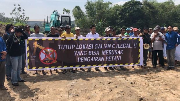Para petani Desa Mojotamping, Bangsal Mojokerto demo tambang galian C ilegal dan mengusir alat berat