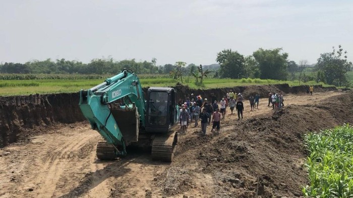 Para petani Desa Mojotamping, Bangsal Mojokerto demo tambang galian C ilegal dan mengusir alat berat