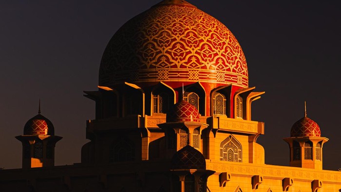 The dome of the Putra Mosque in Malaysia at sunset. Jadwal buka puasa hari ini 11 Maret 2026 di Solo Raya. 