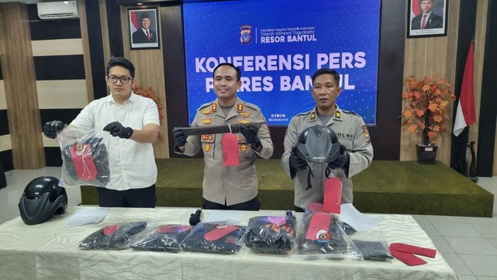 Dua tersangka pembunuhan anggota Joxzin di Sedayu, Bantul saat digelandang polisi ke Satreskrim Polres Bantul, Rabu (11/3/2026).