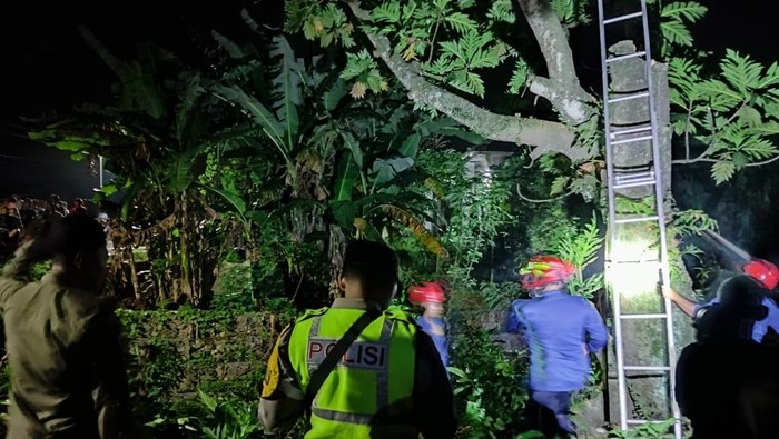 Evakuasi korban tewas tersengat listrik di Desa Pajeng, Kecamatan Gondang, Bojonegoro