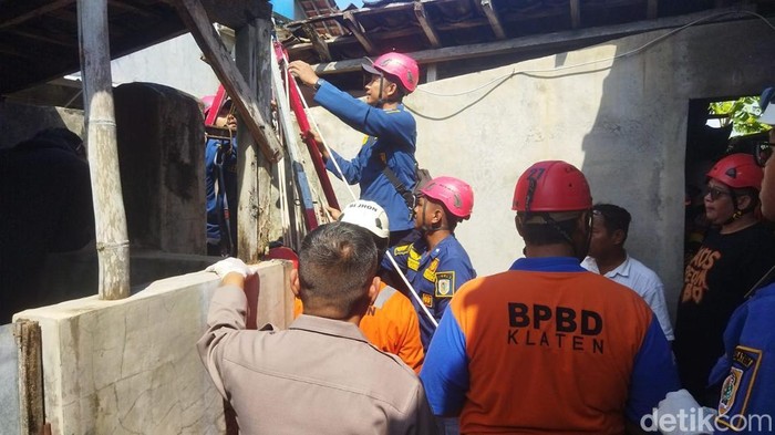 Evakuasi mayat lansia di dalam sumur di Wonosari, Trucuk, Klaten, Rabu (11/3/2026).